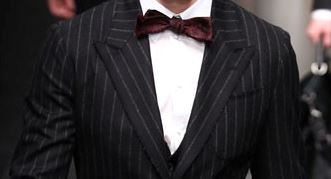 Monochromatic or with a small pattern bow ties are suitable for a suit of striped or checkered fabric